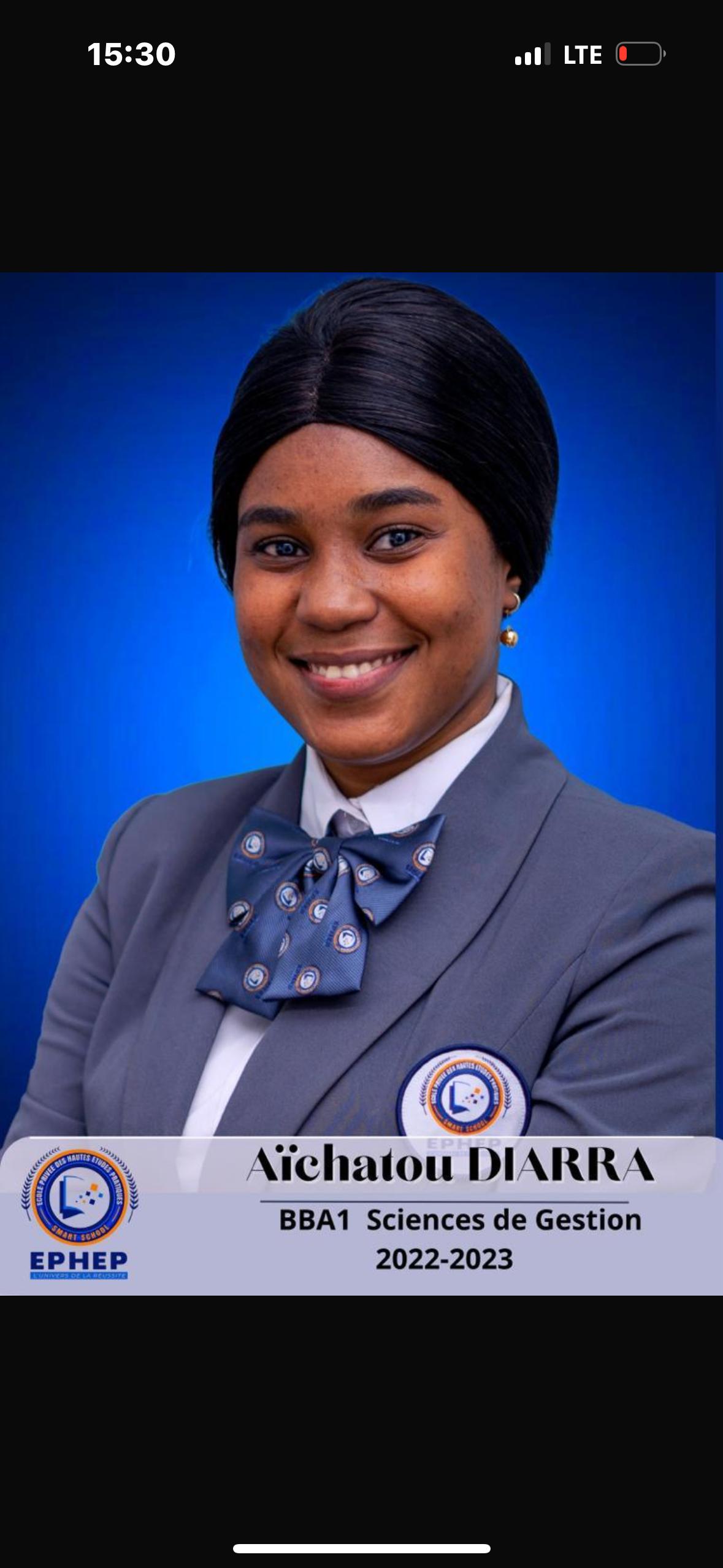 Portrait de Fatoumata Diallo, responsable qualité, femme souriante tenant un plateau de tomates