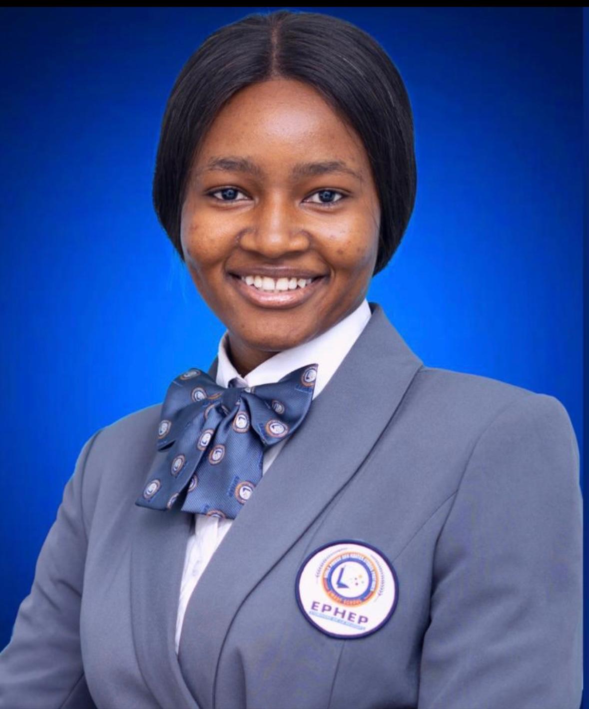 Portrait de Samuel Koffi, agronome, jeune homme sérieux avec stéthoscope végétal autour du cou