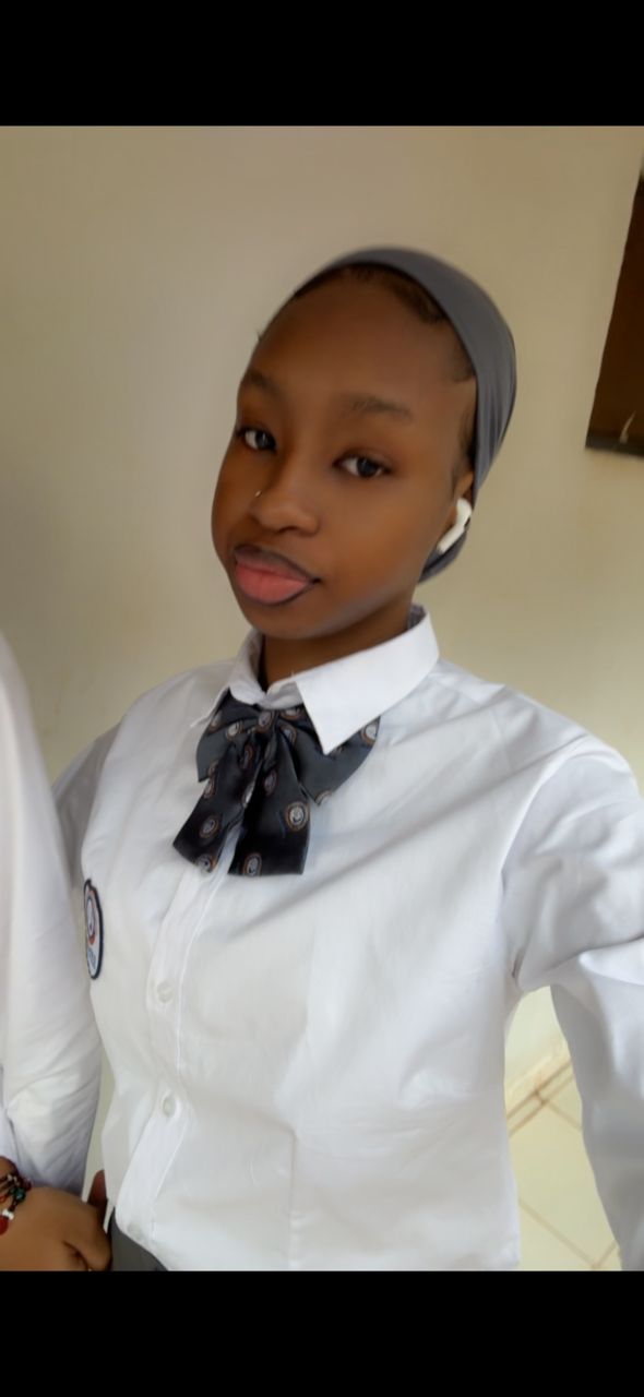 Portrait de Jean Dupont, directeur général et fondateur, homme africain souriant avec chemise verte